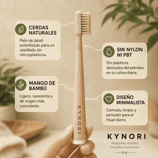 Cepillo de dientes de bambú KYNORI con cerdas naturales de pelo de jabalí, sin nylon ni PBT, mango de bambú y diseño minimalista