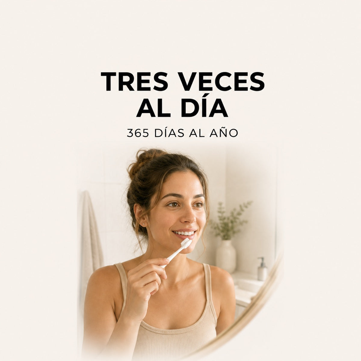 Cepillo de dientes KYNORI de bambú con cerdas naturales de jabalí, base blanca y logotipo grabado en el mango.