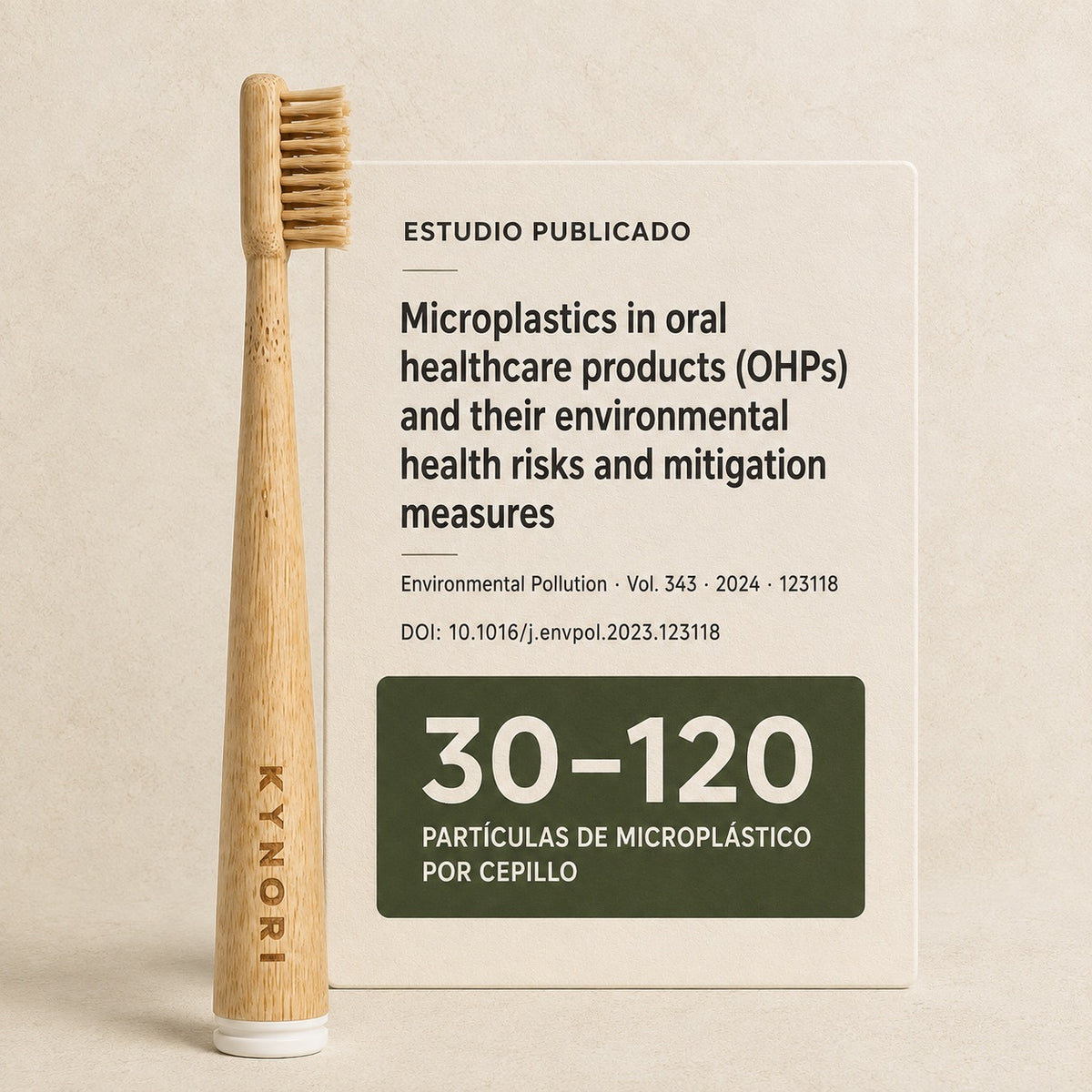 Cepillo de dientes KYNORI de bambú con cerdas naturales de jabalí, base blanca y logotipo grabado en el mango.
