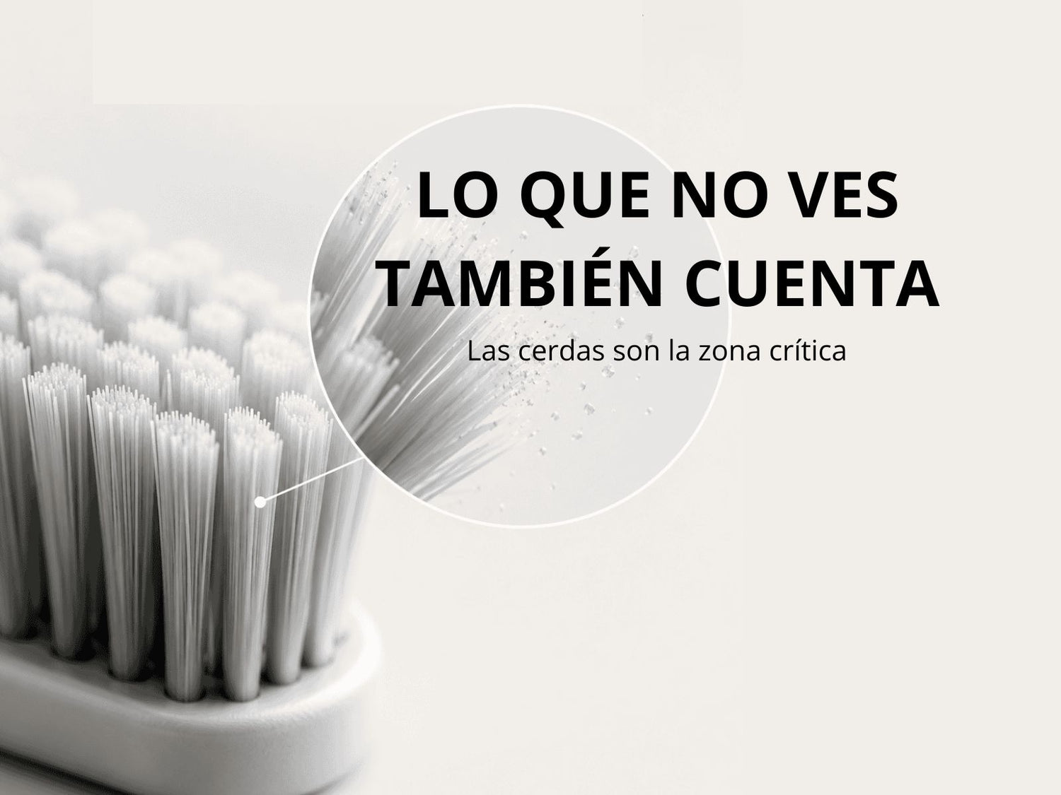 Primer plano de cerdas sintéticas de un cepillo de dientes con partículas microscópicas representadas mediante una lupa.