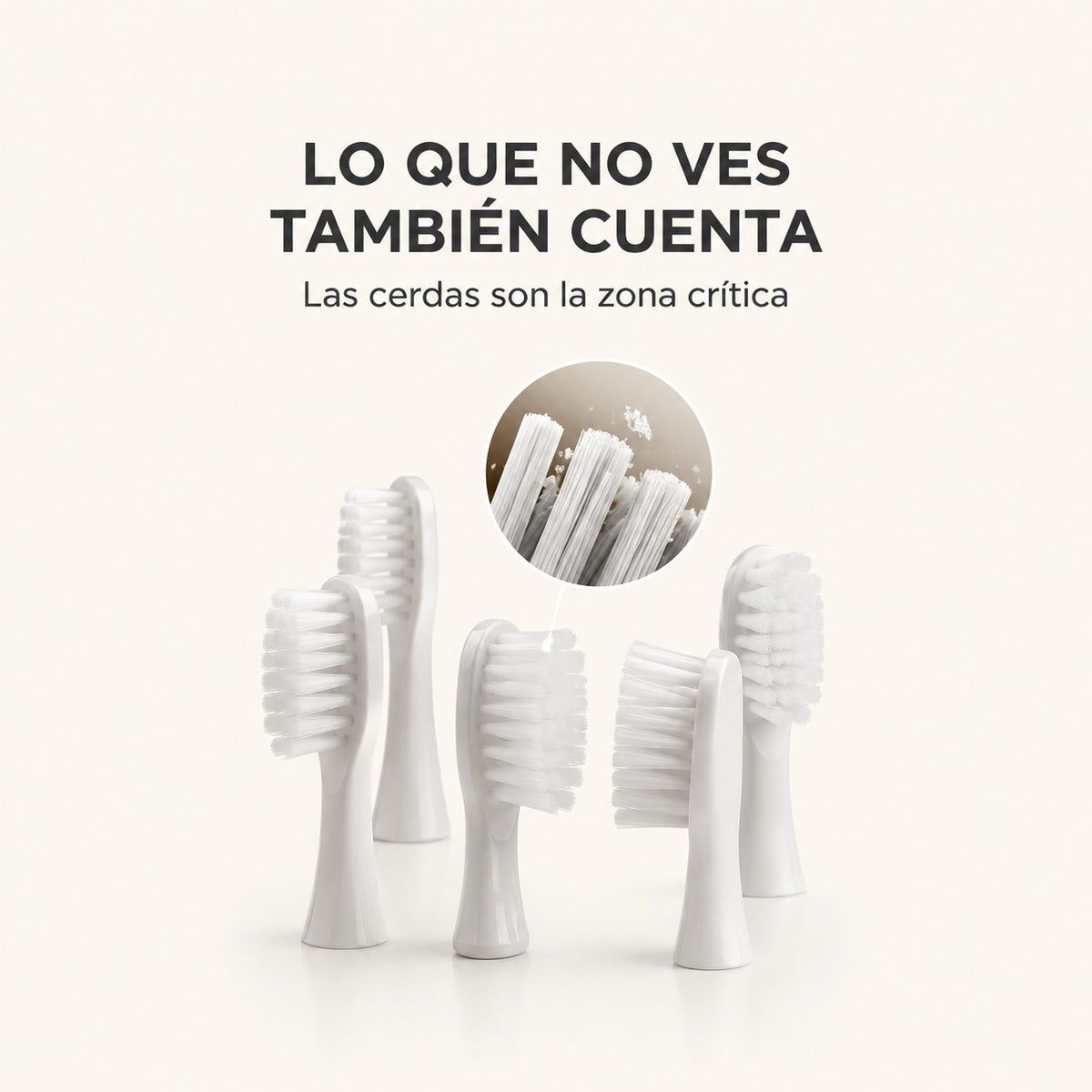 Primer plano de cerdas sintéticas de un cepillo de dientes con partículas microscópicas representadas mediante una lupa.