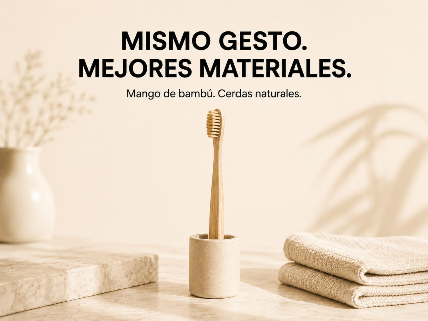 Cepillo de dientes de bambú con cerdas naturales colocado en un baño minimalista con luz cálida.