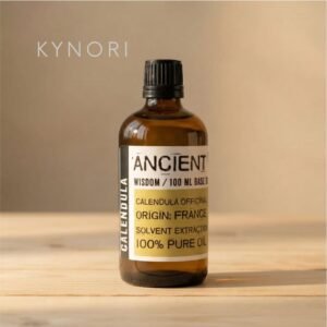 Aceite base de caléndula en frasco de vidrio ámbar sobre fondo neutro, estética botica tradicional KYNORI