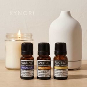Pack Dormir y Calmar de Kynori con aceites esenciales de lavanda, naranja e incienso junto a vela y difusor en un ambiente nocturno cálido y relajante