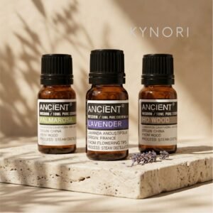 Tres aceites esenciales del Pack Piel Sensible KYNORI (Lavanda, Palmarosa y Ho Wood) sobre base de piedra natural, en un ambiente cálido y minimalista.